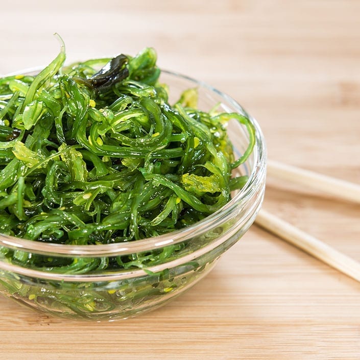 Algue Nori dans un bol transparent