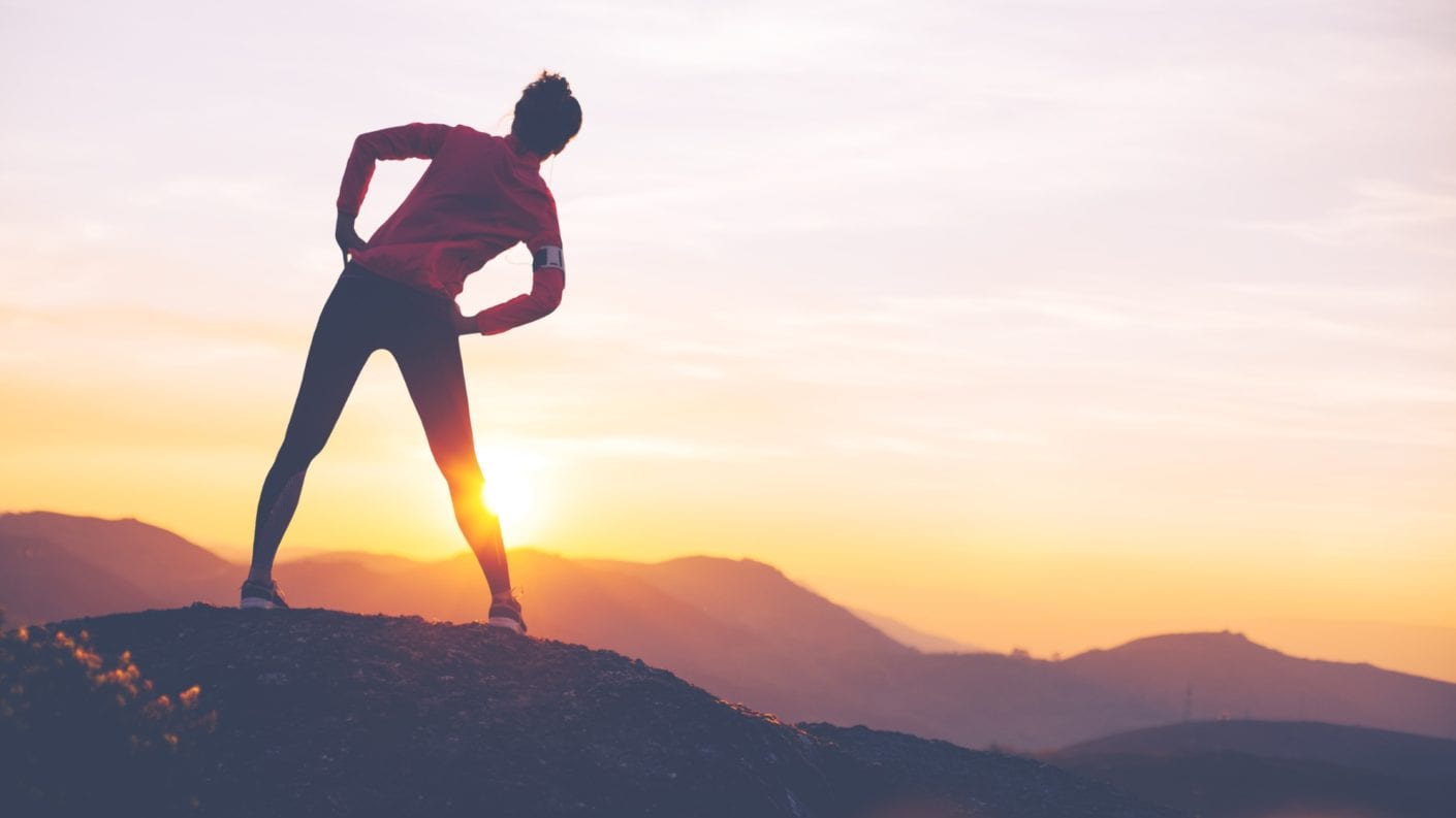 Personne se préparant à courrir en montagne