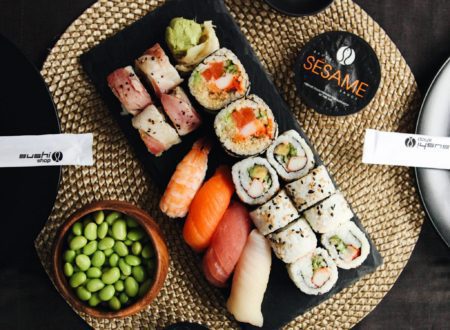 Variété de sushi avec sauce soya et sesame