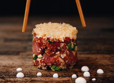 Tartare de thon avec tempura et sauce